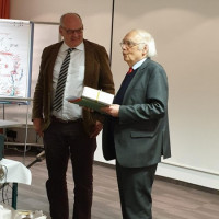 Ortsvereinsvorsitzender Prof. Dr. Nikolaus Netzer (links) mit dem Festredner Prof. Dr. Bernd Faulenbach bei der 111 Jahrfeier der SPD Bad Aibling im Hotel St. Georg